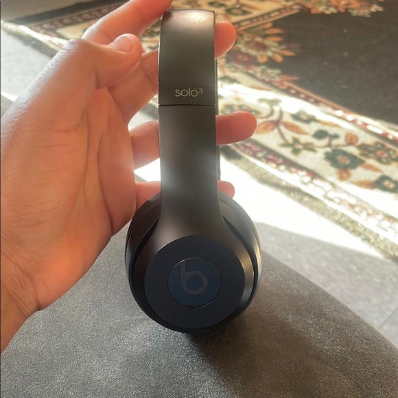 Beats by Dre Black On-Ear Headphones with Modern Design and Comfortable Fit